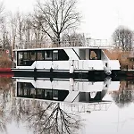 Deine Schwimmende Auszeit Auf Dem Wasser -festlieger Hausboot Tobago
