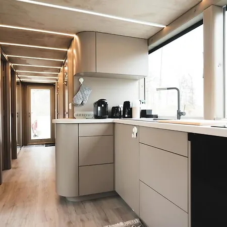 Botel Deine Schwimmende Auszeit Auf Dem Wasser -festlieger Hausboot Tobago