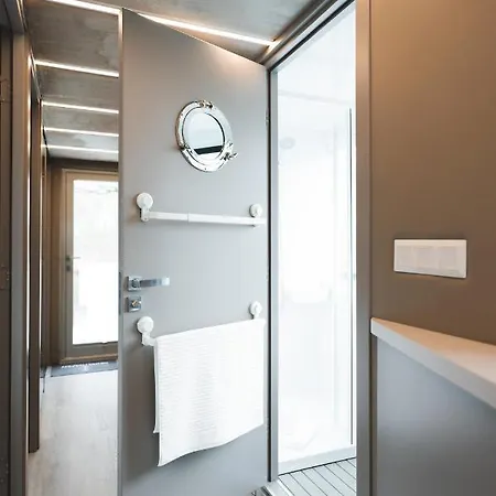 Deine Schwimmende Auszeit Auf Dem Wasser -festlieger Hausboot Tobago * Dömitz