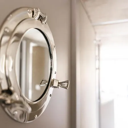 Deine Schwimmende Auszeit Auf Dem Wasser -festlieger Hausboot Tobago Botel