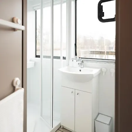 Botel Deine Schwimmende Auszeit Auf Dem Wasser -festlieger Hausboot Tobago Dömitz