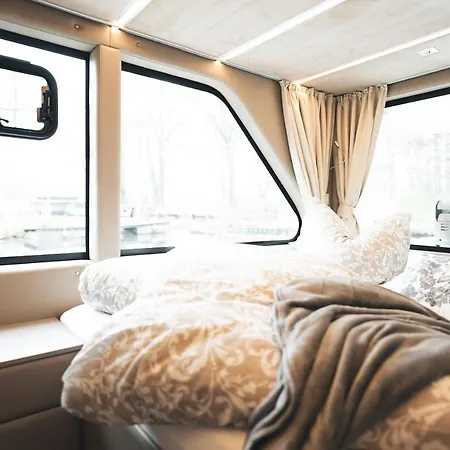 Deine Schwimmende Auszeit Auf Dem Wasser -festlieger Hausboot Tobago Dömitz