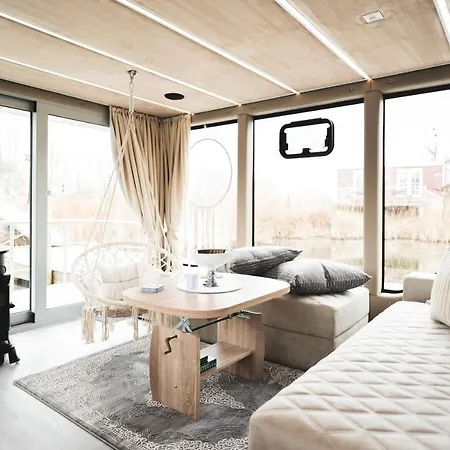 Botel Deine Schwimmende Auszeit Auf Dem Wasser -festlieger Hausboot Tobago