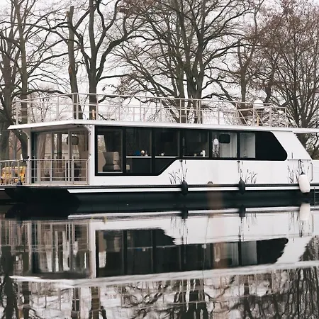 Botel Deine Schwimmende Auszeit Auf Dem Wasser -festlieger Hausboot Tobago