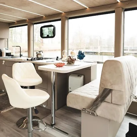 Deine Schwimmende Auszeit Auf Dem Wasser -festlieger Hausboot Tobago Botel