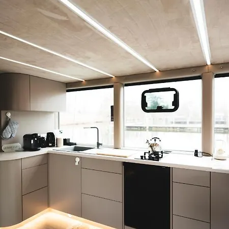 Deine Schwimmende Auszeit Auf Dem Wasser -festlieger Hausboot Tobago