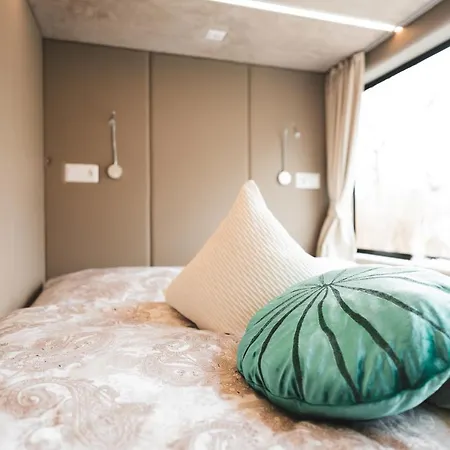 Deine Schwimmende Auszeit Auf Dem Wasser -festlieger Hausboot Tobago