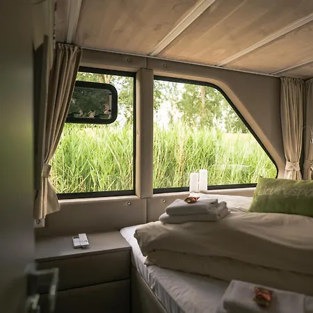 Deine Schwimmende Auszeit Auf Dem Wasser -festlieger Hausboot Tobago Botel