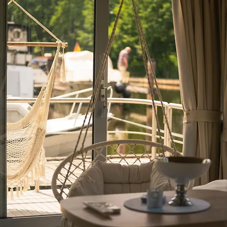 Deine Schwimmende Auszeit Auf Dem Wasser -festlieger Hausboot Tobago Dömitz