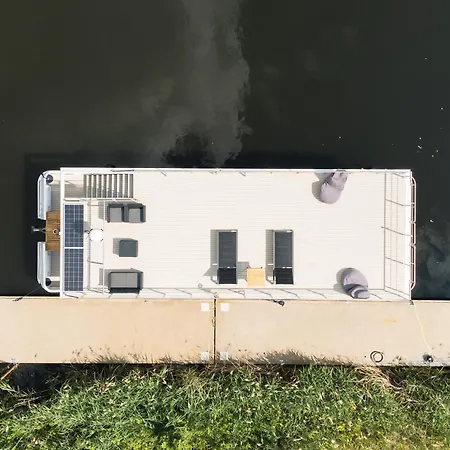 Deine Schwimmende Auszeit Auf Dem Wasser -festlieger Hausboot Tobago Botel Dömitz